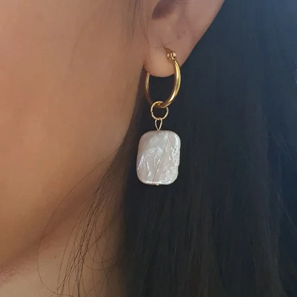 Elegant gold hoops w/ Real square freshwater pearl - Picture 2 of 2